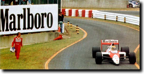 Senna zjeżdża do boksu po nowy nos samochodu, mijając właśnie wracającego do garażu Prosta